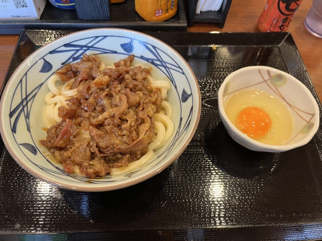 丸亀製麺の焼きたて牛すき釜玉うどん(卵を入れる前)