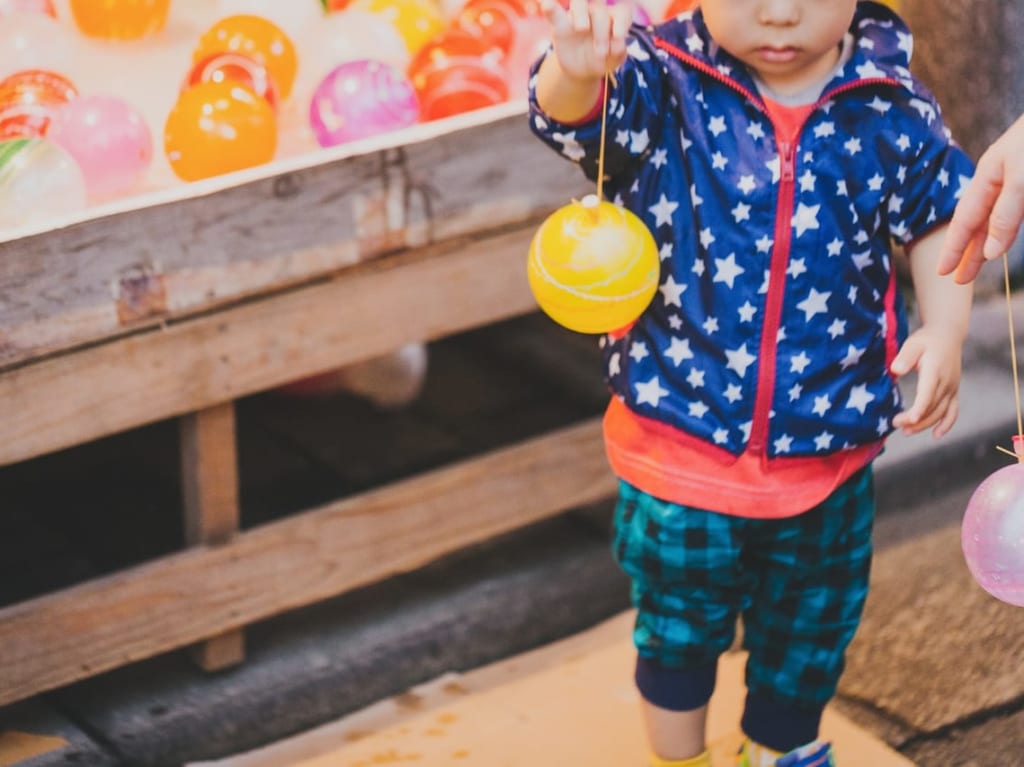 水風船を持つ子ども