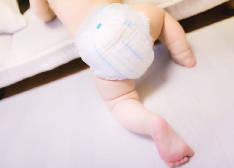 おむつをしている赤ちゃん